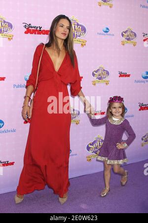 Alessandra Ambrosio alla prima Disney per Sofia la prima: Una volta su una Principessa ai Walt Disney Studios di Burbank, CA, USA. 10 novembre 2012. Foto di Baxter/ABACAPRESS.COM Foto Stock