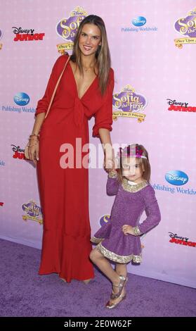 Alessandra Ambrosio alla prima Disney per Sofia la prima: Una volta su una Principessa ai Walt Disney Studios di Burbank, CA, USA. 10 novembre 2012. Foto di Baxter/ABACAPRESS.COM Foto Stock