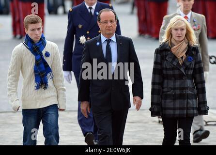 Il presidente francese Francois Hollande è affiancato da bambini di soldati uccisi in azione in occasione delle cerimonie del giorno dell'armistizio che celebrano il 94° anniversario della fine della prima guerra mondiale all'Arco di Trionfo a Parigi, in Francia, il 11 novembre 2012. Foto di Jeremy Charriau/ABACAPRESS.COM Foto Stock