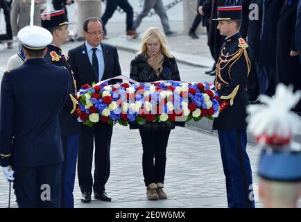 Il presidente francese Francois Hollande è affiancato da bambini di soldati uccisi in azione in occasione delle cerimonie del giorno dell'armistizio che celebrano il 94° anniversario della fine della prima guerra mondiale all'Arco di Trionfo a Parigi, in Francia, il 11 novembre 2012. Foto di Jeremy Charriau/ABACAPRESS.COM Foto Stock