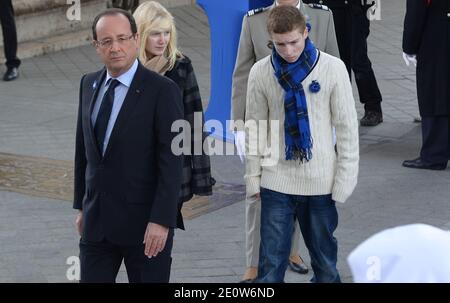 Il presidente francese Francois Hollande è affiancato da bambini di soldati uccisi in azione in occasione delle cerimonie del giorno dell'armistizio che celebrano il 94° anniversario della fine della prima guerra mondiale all'Arco di Trionfo a Parigi, in Francia, il 11 novembre 2012. Foto di Jeremy Charriau/ABACAPRESS.COM Foto Stock