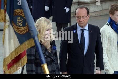 Il presidente francese Francois Hollande è affiancato da bambini di soldati uccisi in azione in occasione delle cerimonie del giorno dell'armistizio che celebrano il 94° anniversario della fine della prima guerra mondiale all'Arco di Trionfo a Parigi, in Francia, il 11 novembre 2012. Foto di Jeremy Charriau/ABACAPRESS.COM Foto Stock