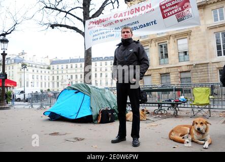 Le maire de Sevran, Stephane Gatignon (EELV), a entame une greve de la faim davant l'Assemblee Nationale pour afin d'obtenir une financière pour sa commune.Stephane Gatignon, 43 ans, réclame cinq Millions d'euros pour sa ville de 51.000 habitants, encavée en Seine-Saint-Denis, en chômage, à la misère sociale et au trafic de drogue. Parigi, Francia le 11 novembre 2012. Foto di Mousse/ABACAPRESS.COM Foto Stock