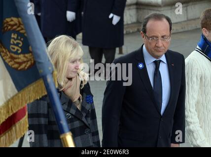 Il presidente francese Francois Hollande è affiancato da bambini di soldati uccisi in azione in occasione delle cerimonie del giorno dell'armistizio che celebrano il 94° anniversario della fine della prima guerra mondiale all'Arco di Trionfo a Parigi, in Francia, il 11 novembre 2012. Foto di Jeremy Charriau/ABACAPRESS.COM Foto Stock