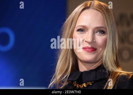 UMA Thurman aiuta a svelare la BMW i8 Concept Roadster al party notturno di apertura del BMW i 'Born Electric' World Tour, presso 1095 Avenue of the Americas, a New York City, NY, USA lunedì 12 novembre 2012. L'auto sportiva ibrida-elettrica sarà uno dei due modelli BMW i di prossima uscita, realizzati principalmente in fibra di carbonio, quando arriverà negli showroom nel 2014. Foto di Charles Guerin/ABACAPRESS.COM Foto Stock