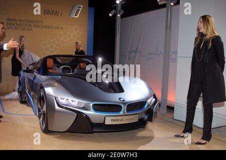 UMA Thurman aiuta a svelare la BMW i8 Concept Roadster al party notturno di apertura del BMW i 'Born Electric' World Tour, presso 1095 Avenue of the Americas, a New York City, NY, USA lunedì 12 novembre 2012. L'auto sportiva ibrida-elettrica sarà uno dei due modelli BMW i di prossima uscita, realizzati principalmente in fibra di carbonio, quando arriverà negli showroom nel 2014. Foto di Charles Guerin/ABACAPRESS.COM Foto Stock