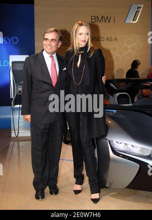 UMA Thurman insieme a Ludwig Willisch, presidente e CEO BMW North America, aiuta a svelare la BMW i8 Concept Roadster alla festa notturna di apertura del BMW i 'Born Electric' World Tour, presso 1095 Avenue of the Americas, a New York City, NY, USA lunedì 12 novembre 2012. L'auto sportiva ibrida-elettrica sarà uno dei due modelli BMW i di prossima uscita, realizzati principalmente in fibra di carbonio, quando arriverà negli showroom nel 2014. Foto di Charles Guerin/ABACAPRESS.COM Foto Stock