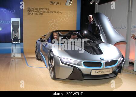 UMA Thurman insieme a Ludwig Willisch, presidente e CEO BMW North America, aiuta a svelare la BMW i8 Concept Roadster alla festa notturna di apertura del BMW i 'Born Electric' World Tour, presso 1095 Avenue of the Americas, a New York City, NY, USA lunedì 12 novembre 2012. L'auto sportiva ibrida-elettrica sarà uno dei due modelli BMW i di prossima uscita, realizzati principalmente in fibra di carbonio, quando arriverà negli showroom nel 2014. Foto di Charles Guerin/ABACAPRESS.COM Foto Stock