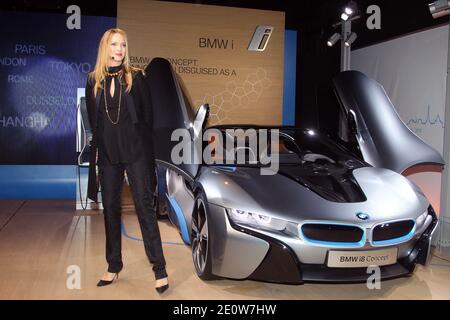 UMA Thurman aiuta a svelare la BMW i8 Concept Roadster al party notturno di apertura del BMW i 'Born Electric' World Tour, presso 1095 Avenue of the Americas, a New York City, NY, USA lunedì 12 novembre 2012. L'auto sportiva ibrida-elettrica sarà uno dei due modelli BMW i di prossima uscita, realizzati principalmente in fibra di carbonio, quando arriverà negli showroom nel 2014. Foto di Charles Guerin/ABACAPRESS.COM Foto Stock