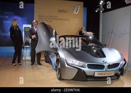 UMA Thurman insieme a Ludwig Willisch, presidente e CEO BMW North America, aiuta a svelare la BMW i8 Concept Roadster alla festa notturna di apertura del BMW i 'Born Electric' World Tour, presso 1095 Avenue of the Americas, a New York City, NY, USA lunedì 12 novembre 2012. L'auto sportiva ibrida-elettrica sarà uno dei due modelli BMW i di prossima uscita, realizzati principalmente in fibra di carbonio, quando arriverà negli showroom nel 2014. Foto di Charles Guerin/ABACAPRESS.COM Foto Stock