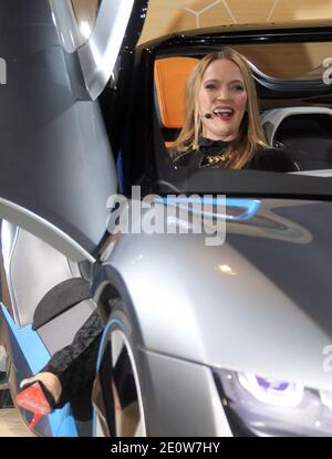 UMA Thurman aiuta a svelare la BMW i8 Concept Roadster al party notturno di apertura del BMW i 'Born Electric' World Tour, presso 1095 Avenue of the Americas, a New York City, NY, USA lunedì 12 novembre 2012. L'auto sportiva ibrida-elettrica sarà uno dei due modelli BMW i di prossima uscita, realizzati principalmente in fibra di carbonio, quando arriverà negli showroom nel 2014. Foto di Charles Guerin/ABACAPRESS.COM Foto Stock