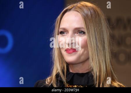 UMA Thurman aiuta a svelare la BMW i8 Concept Roadster al party notturno di apertura del BMW i 'Born Electric' World Tour, presso 1095 Avenue of the Americas, a New York City, NY, USA lunedì 12 novembre 2012. L'auto sportiva ibrida-elettrica sarà uno dei due modelli BMW i di prossima uscita, realizzati principalmente in fibra di carbonio, quando arriverà negli showroom nel 2014. Foto di Charles Guerin/ABACAPRESS.COM Foto Stock