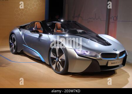 La BMW i8 Concept Roadster è in mostra al party notturno di apertura del BMW i 'Born Electric' World Tour, presso 1095 Avenue of the Americas, a New York City, NY, USA lunedì 12 novembre 2012. L'auto sportiva ibrida-elettrica sarà uno dei due modelli BMW i di prossima uscita, realizzati principalmente in fibra di carbonio, quando arriverà negli showroom nel 2014. Foto di Charles Guerin/ABACAPRESS.COM Foto Stock