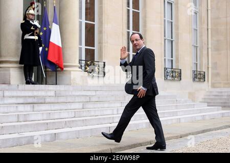 Il presidente francese Francois Hollande saluta lasciando il capo della Commissione dell'Unione Africana Nkosazana Dlamini Zuma dopo un incontro al Palazzo Elysee di Parigi, in Francia, il 14 novembre 2012. Foto di Stephane Lemouton/ABACAPRESS.COM. Foto Stock