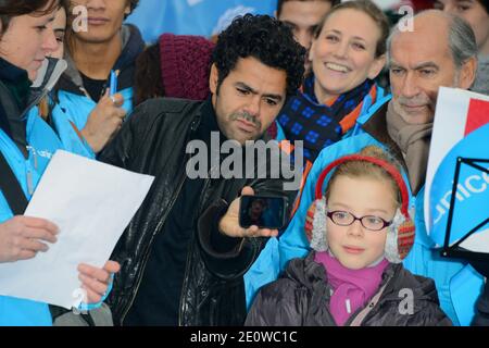 Jamel Debbouze partecipa all'operazione "Poussé Vides" dell'UNICEF per celebrare il 23° anniversario della Convenzione sui diritti del Bambino e sensibilizzare migliaia di morti annue evitabili dei bambini, alla spianata del Trocadero di Parigi, in Francia, il 18 novembre 2012. Foto di Nicolas Briquet/ABACAPRESS.COM Foto Stock