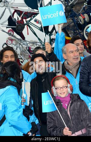 Jamel Debbouze partecipa all'operazione "Poussé Vides" dell'UNICEF per celebrare il 23° anniversario della Convenzione sui diritti del Bambino e sensibilizzare migliaia di morti annue evitabili dei bambini, alla spianata del Trocadero di Parigi, in Francia, il 18 novembre 2012. Foto di Nicolas Briquet/ABACAPRESS.COM Foto Stock