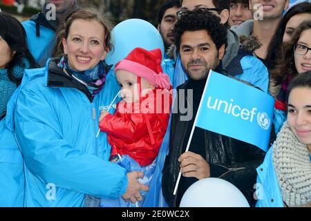 Jamel Debbouze partecipa all'operazione "Poussé Vides" dell'UNICEF per celebrare il 23° anniversario della Convenzione sui diritti del Bambino e sensibilizzare migliaia di morti annue evitabili dei bambini, alla spianata del Trocadero di Parigi, in Francia, il 18 novembre 2012. Foto di Nicolas Briquet/ABACAPRESS.COM Foto Stock