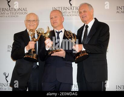 Norman Lear, Ryan Murphy e Alan Alda hanno fatto il backstage nella sala stampa durante il 40° International Emmy Awards al New York Hilton Hotel di New York City, NY, USA il 19 novembre 2012. Foto di Brad Barket/ABACAPRESS.COM Foto Stock