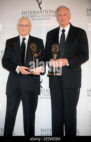 Norman Lear e Alan Alda hanno fatto il backstage nella sala stampa durante il 40° International Emmy Awards al New York Hilton Hotel di New York City, NY, USA il 19 novembre 2012. Foto di Brad Barket/ABACAPRESS.COM Foto Stock