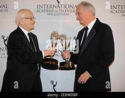 Norman Lear e Alan Alda hanno fatto il backstage nella sala stampa durante il 40° International Emmy Awards al New York Hilton Hotel di New York City, NY, USA il 19 novembre 2012. Foto di Brad Barket/ABACAPRESS.COM Foto Stock