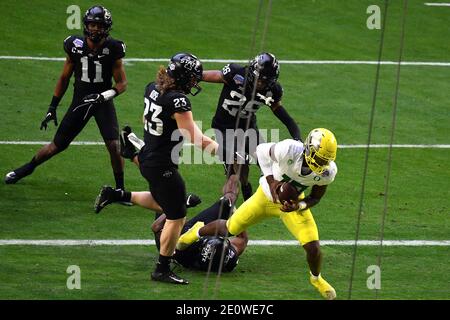 Glendale, Arizona, Stati Uniti. 2 gennaio 2021. Il quarto di squadra di Oregon Ducks, Anthony Brown n. 13 si lancia per il touchdown in azione nel primo trimestre durante la partita di football del Fiesta Bowl College tra gli Iowa state Cycloni e gli Oregon Ducks durante il PlayStation Fiesta Bowl il 2 gennaio 2020 a Glendale, Arizona.Mandatory Photo Credit: Louis Lopez/CSM/Alamy Live News Foto Stock