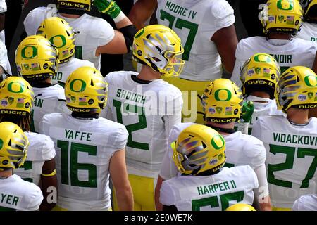 Glendale, Arizona, Stati Uniti. 2 gennaio 2021. Oregon Ducks quarterback Tyler Shough n. 12 si prepara a prendere il campo prima della partita di football del Fiesta Bowl College tra gli Iowa state Cycloni e gli Oregon Ducks durante il PlayStation Fiesta Bowl il 2 gennaio 2020 a Glendale, Arizona.Mandatory Photo Credit: Louis Lopez/CSM/Alamy Live News Foto Stock