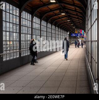 Uscire a S Bahnhof Friedrichstrasse a Berlino Foto Stock