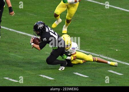 Glendale, Arizona, Stati Uniti. 2 gennaio 2021. Quarterback di Brock Purdy n. 15 dello stato dell'Iowa corre in azione nel secondo trimestre durante la partita di football del Fiesta Bowl College tra i cicloni dello stato dell'Iowa e gli Oregon Ducks durante il PlayStation Fiesta Bowl il 2 gennaio 2020 a Glendale, Arizona.Mandatory Photo Credit: Louis Lopez/CSM/Alamy Live News Foto Stock
