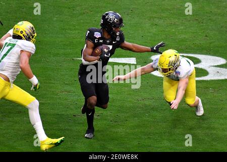 Glendale, Arizona, Stati Uniti. 2 gennaio 2021. Iowa state Cycloni Running back Kene Nwangwu 3 corre in azione nel primo trimestre durante la partita di football del Fiesta Bowl College tra i cicloni dello stato dell'Iowa e gli Oregon Ducks durante il PlayStation Fiesta Bowl il 2 gennaio 2020 a Glendale, Arizona.Mandatory Photo Credit: Louis Lopez/CSM/Alamy Live News Foto Stock