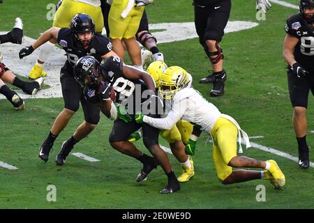 Glendale, Arizona, Stati Uniti. 2 gennaio 2021. Iowa state Cycloni running back Breece Hall n. 28 si svolge in azione nel secondo trimestre durante la partita di football del Fiesta Bowl College tra i cicloni dello stato dell'Iowa e gli Oregon Ducks durante il PlayStation Fiesta Bowl il 2 gennaio 2020 a Glendale, Arizona.Mandatory Photo Credit: Louis Lopez/CSM/Alamy Live News Foto Stock
