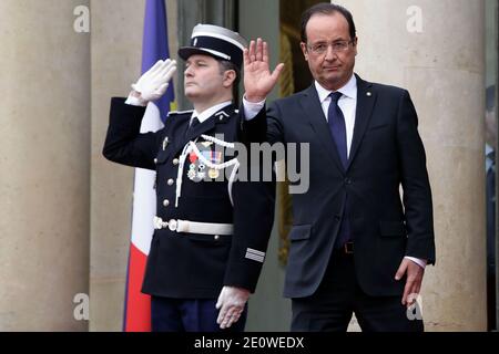 Il presidente francese Francois Hollande saluta il presidente italiano Giorgio Napolitano mentre lascia il Palazzo Elysee dopo un incontro, a Parigi, in Francia, il 21 novembre 2012. Foto di Stephane Lemouton/ABACAPRESS.COM. Foto Stock