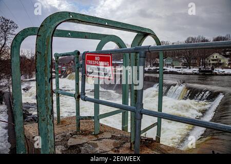 Acqua dal fiume Deerfield che scorre sulle cascate di Salmon a Shelburne Falls, Massachusetts Foto Stock