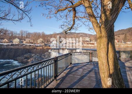 Acqua dal fiume Deerfield che scorre sulle cascate di Salmon a Shelburne Falls, Massachusetts Foto Stock