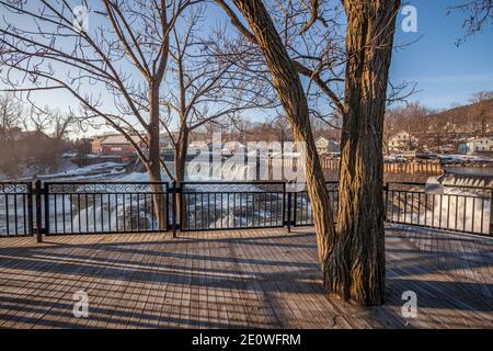 Acqua dal fiume Deerfield che scorre sulle cascate di Salmon a Shelburne Falls, Massachusetts Foto Stock