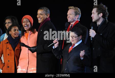 Il presidente Obama con sua moglie Michelle Obama e le loro figlie Malia e Sasha Obama cantano sul palco con l'attore Neil Patrick Harris, Phillip Phillips, vincitore della stagione 11 'American Idol' e Rico Rodriguez, Attore sulla famiglia moderna durante la cerimonia nazionale di illuminazione dell'albero di Natale sulla Ellisse dietro la Casa Bianca a Washington, D.C., USA il 06 dicembre 2012. Foto di Olivier Douliery/ABACAPRESS.COM Foto Stock