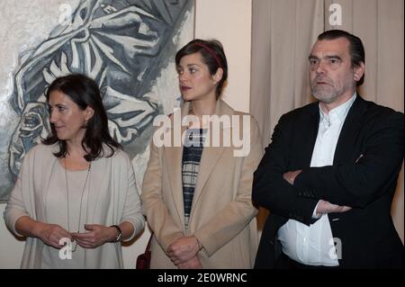 L'avvocato di Firenze Cassez Franck Berton e Marion Cotillard partecipano ad una mostra di dipinti di Firenze Cassez, a Parigi, Francia , il 6 dicembre 2012. Foto di Christophe Guibbaud/ABACAPRESS.COM Foto Stock