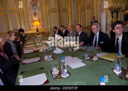 il presidente francese Francois Hollande riceve il presidente della Confederazione svizzera Eveline Widmer Schlumpf presso il palazzo Elysee di Parigi, Francia, il 7 dicembre 2012. Foto di Nicolas Gouhier/ABACAPRESS.COM Foto Stock