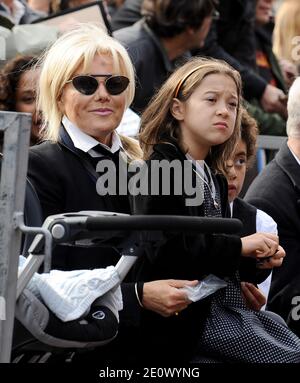 Deborra-Lee Furness, figlia Ava Eliot e figlio Oscar Maximillian, la moglie di Hugh Jackman, partecipano alla cerimonia di inaugurazione di Hugh Jackman, onorandolo con la 2'87a stella sulla Hollywood Walk of Fame a Los Angeles, CA, USA il 13 dicembre 2012. Foto di Lionel Hahn/ABACAPRESS.COM Foto Stock