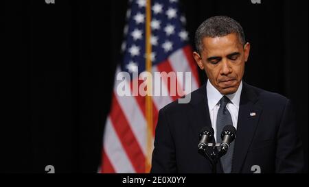 Il presidente Barack Obama parla ad una veglia interreligiosa per le famiglie delle vittime così come le famiglie dalla scuola elementare di Sandy Hook alla Newtown High School, a Newtown, Connecticut, USA il 16 dicembre 2012 . Ventisei persone sono state uccidute, tra cui venti bambini, dopo che un pistolero identificato come Adam Lanza ha aperto il fuoco nella scuola. Foto di Olivier Douliery/ABACAPRESS.COM Foto Stock