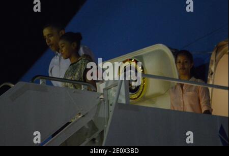 Il presidente AMERICANO Barack Obama esce dall'Air Force One con le figlie Natasha e Malia Obama alla base congiunta Pearl Harbor-Hickam a Honolulu, HI, USA, il 22 dicembre 2012. Foto di Cory Lum/piscina/ABACAPRESS.COM Foto Stock