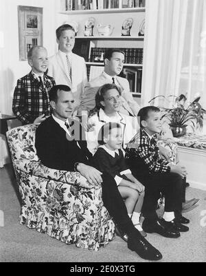 Houston, Texas - immagine non datata -- il George H.W. Bush Family, Houston, Texas, circa 1964. George W. Bush è al centro con il braccio intorno a sua madre, Barbara. Nella foto sono anche i figli Bush John (Jeb), Neil, Marvin e Dorothy. Foto di Casa Bianca via CNP/ABACAPRESS.COM Foto Stock