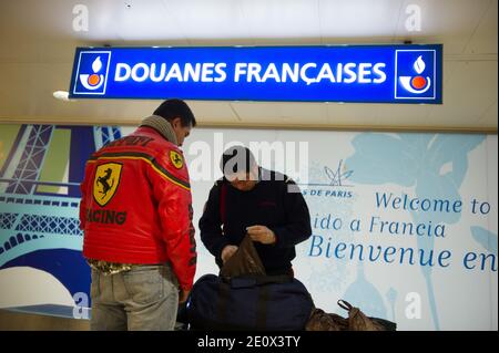 Atmosfera al servizio doganale all'aeroporto internazionale di Orly, a Orly, vicino a Parigi, il 28 dicembre 2012. Foto di Christophe Guibbaud/ABACAPRESS.COM Foto Stock