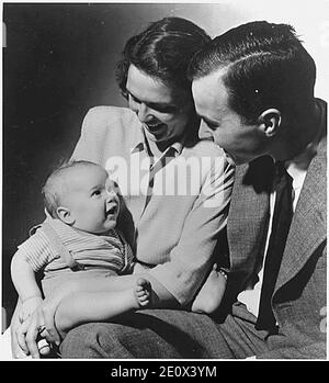 New Haven, Connecticut - foto di file non datata -- George H. W. e Barbara Bush con il loro primo figlio nato George W. Bush, mentre Bush, Senior era uno studente a Yale, circa1947.Credit: White House via CNPPhoto by White House via CNP/ABACAPRESS.COM Foto Stock