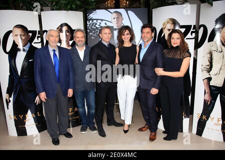 Michael G Wilson, Sam Mendes, Daniel Craig, Berenice Marlohe, Javier Bardem e Barbara Broccoli partecipano alla fotocellula 'Skyfall' all'hotel 'Georges V' di Parigi, Francia, il 25 ottobre 2012. Foto di Jerome Domine/ ABACAPRESS.COM Foto Stock