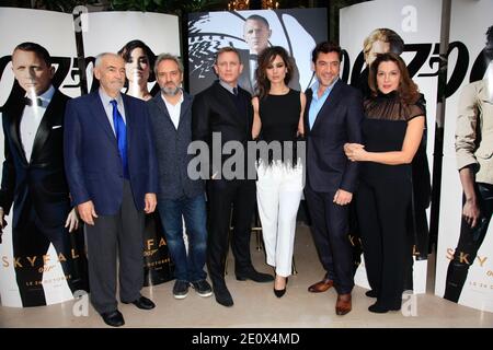 Michael G Wilson, Sam Mendes, Daniel Craig, Berenice Marlohe, Javier Bardem e Barbara Broccoli partecipano alla fotocellula 'Skyfall' all'hotel 'Georges V' di Parigi, Francia, il 25 ottobre 2012. Foto di Jerome Domine/ ABACAPRESS.COM Foto Stock