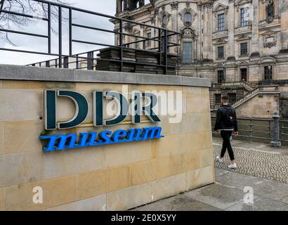 Percorso al Museo della DDR sulle rive del Sprea a Berlino S City East Foto Stock