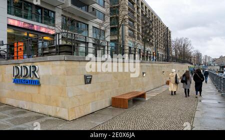 Percorso al Museo della DDR sulle rive del Sprea a Berlino S City East Foto Stock