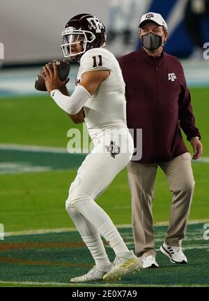 Miami, Stati Uniti. 02 gennaio 2021. Texas A&M Aggies capo allenatore Jimbo Fisher guarda il quarto Kellen Mond (11) durante i riscaldamenti prima di affrontare il North Carolina Tar Heels nell'Orange Bowl all'Hard Rock Stadium di Miami, sabato 2 gennaio 2021. Foto di Hans Deryk/UPI Credit: UPI/Alamy Live News Foto Stock