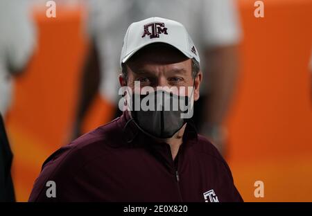 Miami, Stati Uniti. 02 gennaio 2021. Il capo allenatore del Texas A&M Aggies Jimbo Fisher partecipa ai riscaldamenti prima di affrontare il North Carolina Tar Heels nell'Orange Bowl 2021 all'Hard Rock Stadium di Miami sabato 2 gennaio 2021. Foto di Hans Deryk/UPI Credit: UPI/Alamy Live News Foto Stock