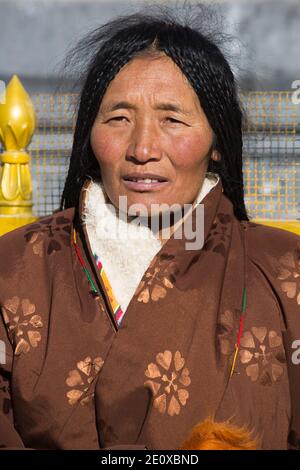 Donna tibetana locale a Lusar Foto Stock